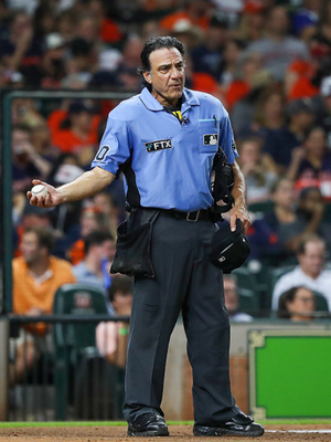 Le patch FTX peut être vu sur l'uniforme de l'arbitre Phil Cuzzi lors d'un match Astros-White Sox.